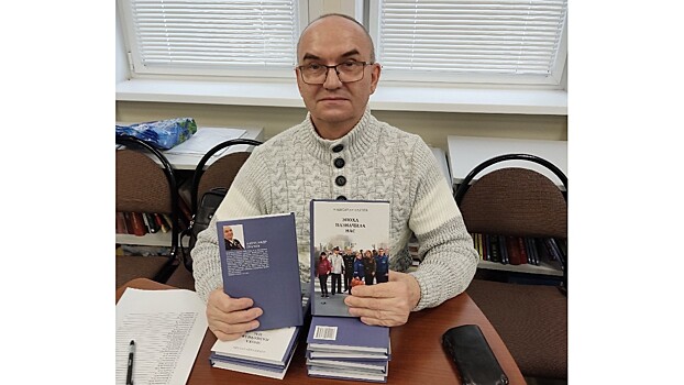 Вологжанин подарил свою книгу председателю участковой избирательной комиссии