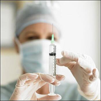 «Каких-либо осложнений, связанных именно с вакциной, мы не фиксируем»