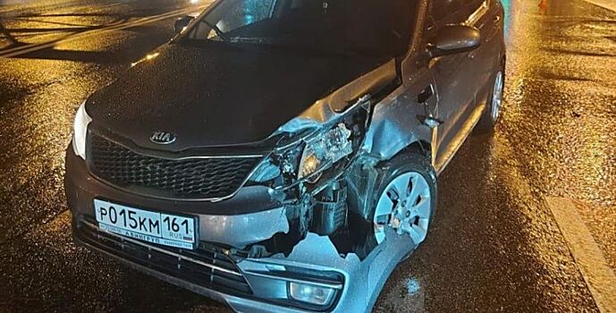 Автомобиль отбросило на бетонные ограждения при аварии на Ворошиловском мосту в Ростове