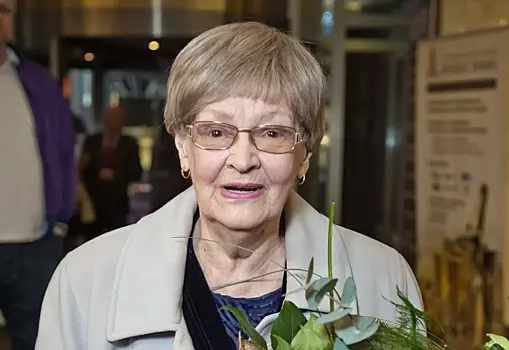 Что-то шептала покойной бабушке: внучка Нины Гребешковой долго стояла, склонившись над открытым гробом