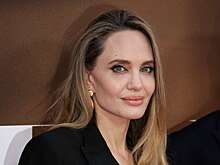 Выяснилось, кто оплатил поездку Джоли на Украину