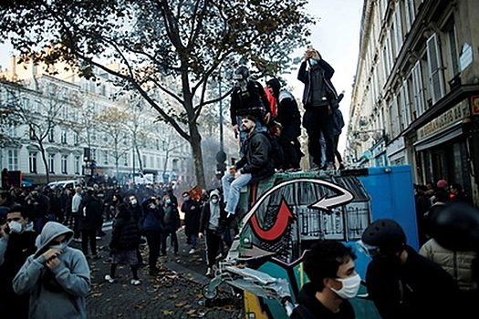 Во Франции пострадали десятки полицейских