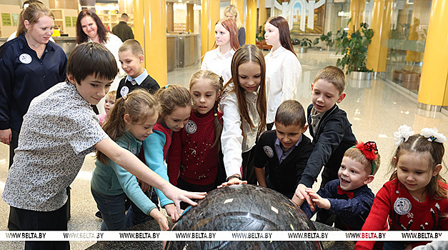 Акция «Наши дети» в Минске. Копия книги первопечатника Франциска Скорины и танцы со сказочными персонажами