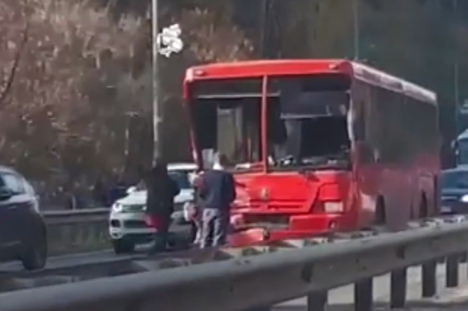 В Казани на Горьковском шоссе автобус столкнулся с внедорожником
