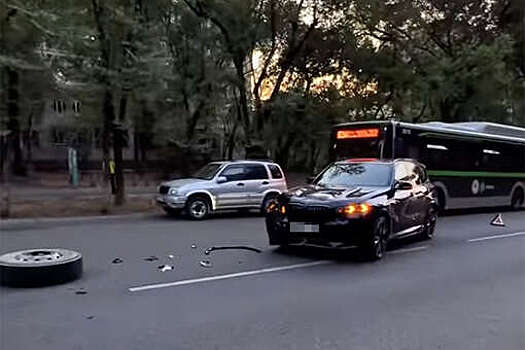 В Казахстане известный бодибилдер подставил новый BMW под удар колеса "КамАЗа"