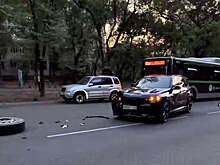 В Казахстане известный бодибилдер подставил новый BMW под удар колеса "КамАЗа"