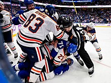 Бандитский поступок форварда из НХЛ. Он охотился за соперником, сбил его с ног и стал бить лежачего