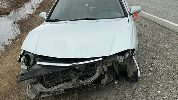 Женщина-водитель и двое детей пострадали в аварии на трассе под Новым Уренгоем