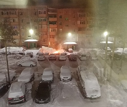 Дознаватели выясняют причины возгорания иномарки во дворе жилого дома в Ноябрьске