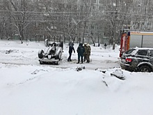 Появилось видео с места ДТП на Ново-Вокзальной, где перевернулся «Фольксваген»