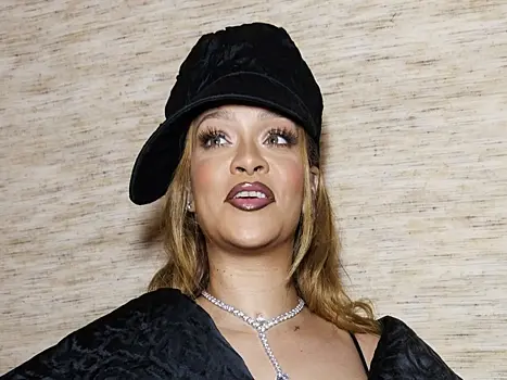 Рианна снялась с сигаретой из купюры доллара