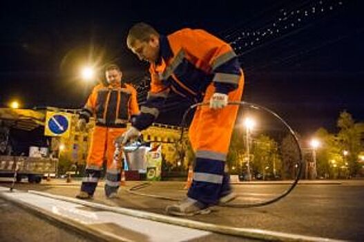 В Волгограде обновляют дорожную разметку по ночам
