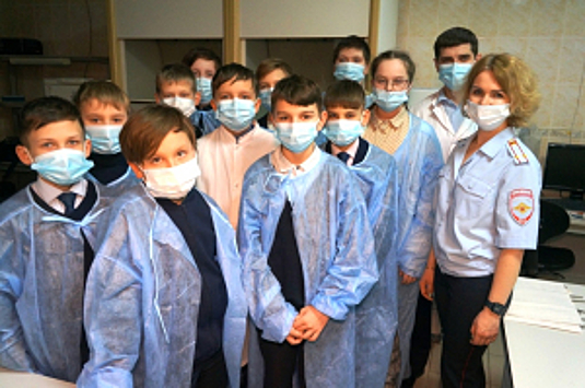 В Брянске полицейские организовали для школьников экскурсию в Экспертно-криминалистический центр