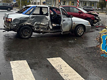 В Самаре 30 октября на улице Гагарина вазовская легковушка врезалась в иномарку и зацепила пешехода