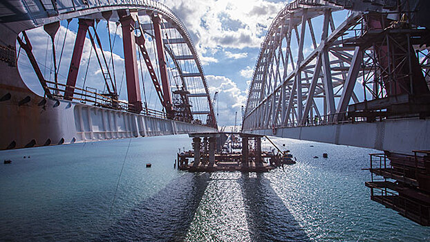Установку автодорожной арки Крымского моста завершили досрочно