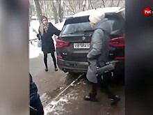 "Стоят, как бараны": пристав припарковалась в толпу