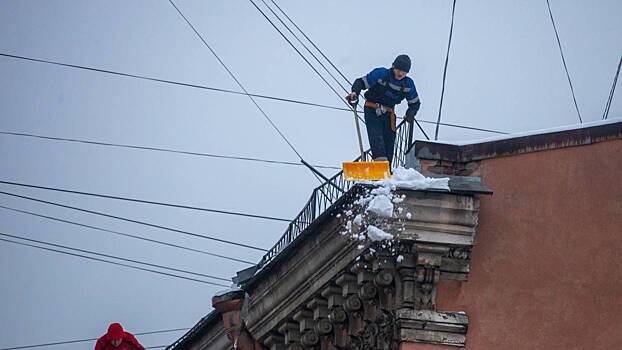 Несовершеннолетний петербуржец чистил крышу детсада без страховки и попал в реанимацию