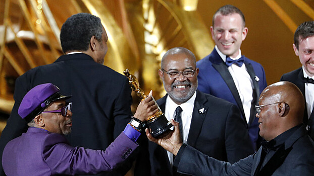 Актёр Сэмюэль Джексон поздравил «Нью-Йорк» со сцены во время вручения Оскара