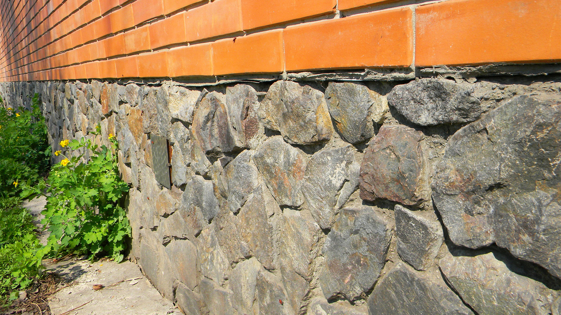 Чем отделать цоколь дома: честное сравнение материалов