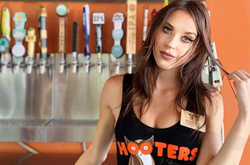 Американские бары марки Hooters — наверно самые известные заведения, где мужчин обслуживают полуголые официантки, хотя и не единственные в своем роде.