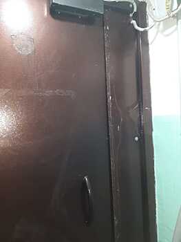 Входную дверь в подъезде на Солнечногорской привели в порядок