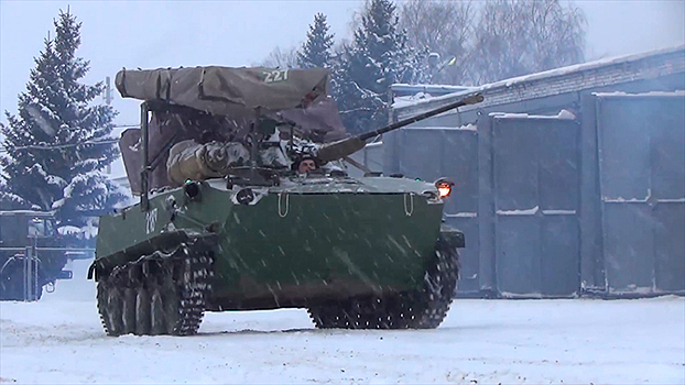 Десантники на Т-72 и БМД-2 уничтожили «противника» под Псковом: кадры учений