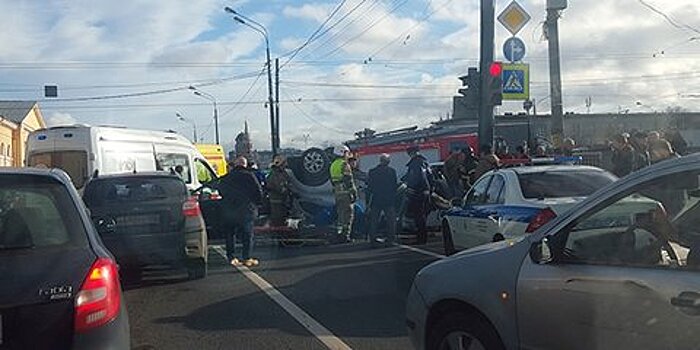 Автомобиль вылетел на тротуар и сбил людей в Санкт-Петербурге