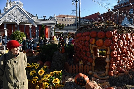 Более 30 пешеходных экскурсий проведут во время фестиваля «Золотая осень» в Москве
