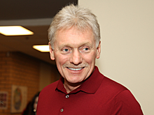 57-летний Дмитрий Песков впервые вышел в свет с внучкой Алисой