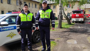 В Татарстане полицейские спасли двоих детей из горящего дома в городе Казани