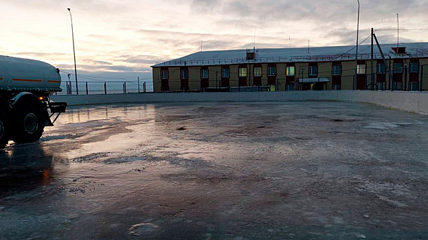В Ямальском районе начали заливать катки. ВИДЕО