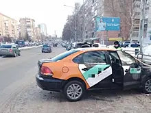 В Самаре девушка на каршеринге влетела в ограждение