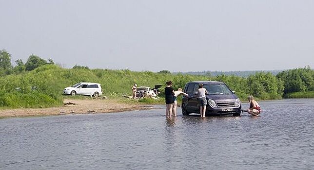 Костромским водителям напомнили о штрафах за мытьё машин на пляже