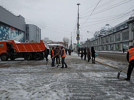 Улицы Саратова от снега чистят 179 единиц спецтехники