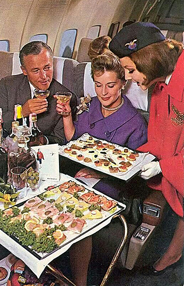 «На борту был хрусталь, фарфор и серебро. Пассажирам подавалось крепленое вино "Мадера" и кофе, а также коктейли и ланч из нескольких блюд», — рассказала стюардесса Барбара Халберт, которая работала в British Overseas Airways Corporation, предшественнице British Airways