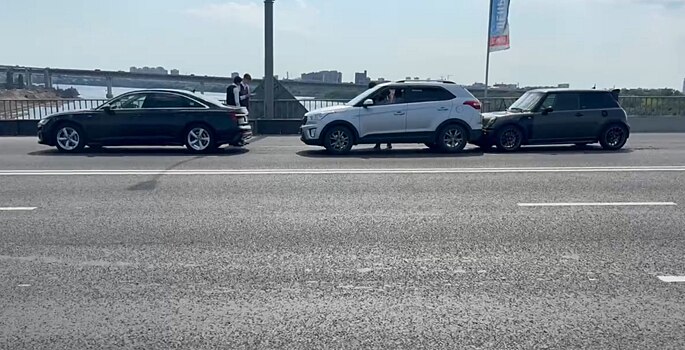 Два человека пострадали в массовой аварии на Канавинском мосту