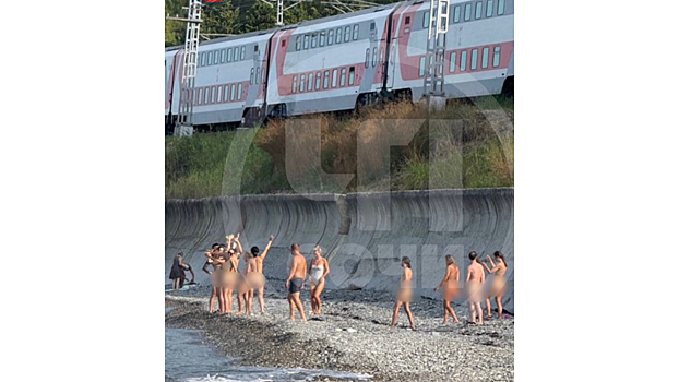 Группа людей в Сочи устроила голый заплыв