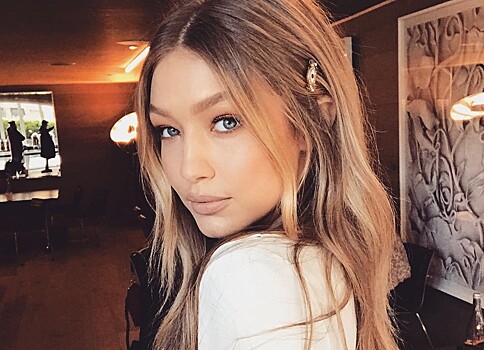 Горячо! Джиджи Хадид позирует на коленях в красном бикини