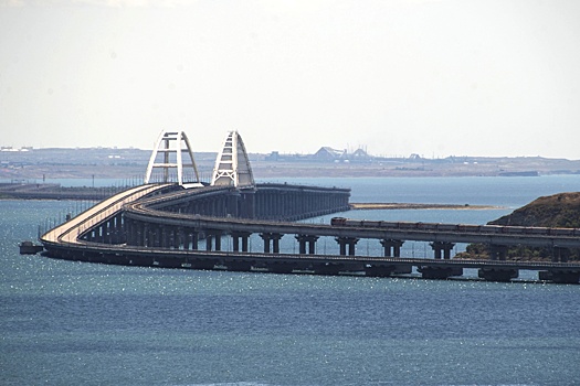 Движение машин по Крымскому мосту возобновили после остановки