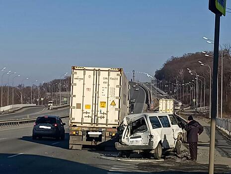 Всмятку: во Владивостоке грузовик догнал микроавтобус