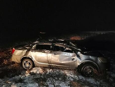 Под Сызранью погиб водитель опрокинувшейся в кювет легковушки и пострадал его пассажир