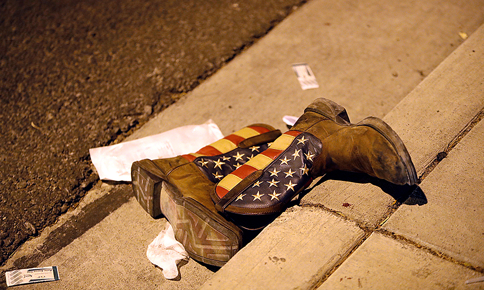 В ночь на 2 октября Пэддок разбил окно в своем номере молотком и открыл огонь по толпе. По информации СМИ, он расстреливал посетителей кантри-шоу около 70 минут. Преступник покончил с собой, прежде чем сотрудникам спецназа удалось взять его номер штурмом.