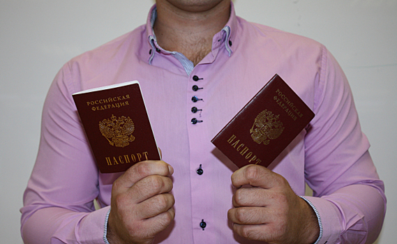 Курский губернатор вручил паспорта 6 подросткам