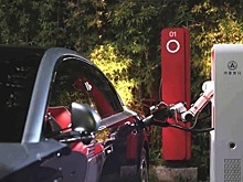 Huawei представила робота для зарядки электромобилей