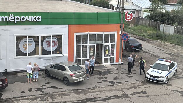 На улице Бригадной иномарка въехала в стену магазина