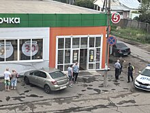 На улице Бригадной иномарка въехала в стену магазина