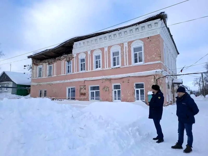 Прокуратура организовала проверку по факту обрушения части здания администрации Спасска