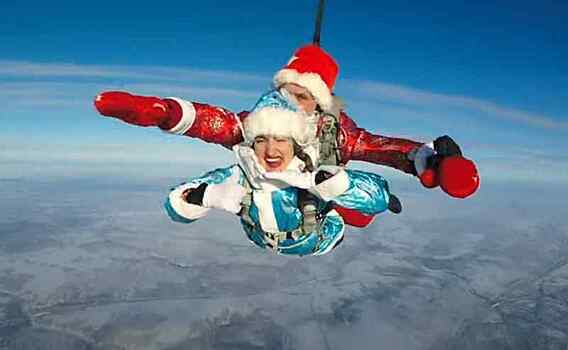 Летающих Деда Мороза и Снегурочку заметили в небе над Новосибирском