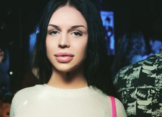 Футболкадағы және трусисыз қыздың суреті