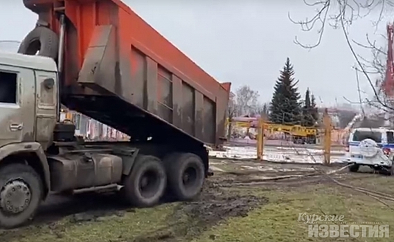 В центре Курска полицейский «УАЗ» вытащил из грязи «КАМАЗ»